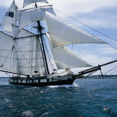 La goélette La Recouvrance en naviguation sous voiles en rade de Brest.