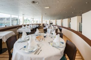 Le restaurant vent d'Ouest à Océanopolis avec sa vue sur la plage des phoques.