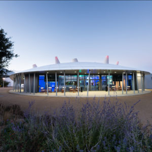 Le pavillon événementiel d'Océanopolis au crépuscule