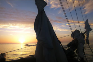 Coucher de soleil à bord de La Recouvrance au mouillage aux Glénan